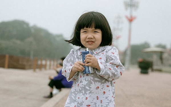 Bé gái 3 tuổi gây thương nhớ với bộ ảnh "em bé Hà Nội", biểu cảm đáng yêu khiến dân mạng "tan chảy" - Ảnh 3